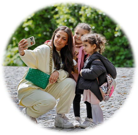 Maman et ses deux enfants faisant une photo dans un parc